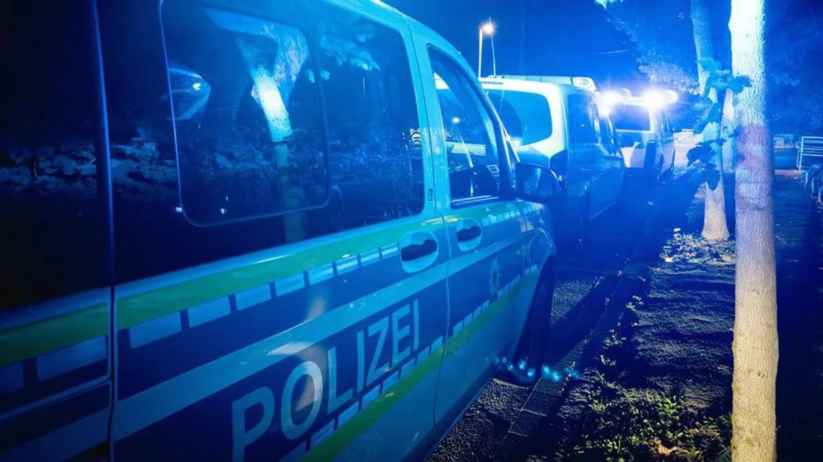 Több száz huligán verekedett össze, még a vonatokat is megállították