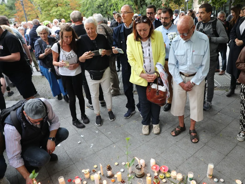 Bayer Zsolt, méltóságteljes gyertyagyújtás, Szabadság tér, Egyesült Államok nagykövetsége