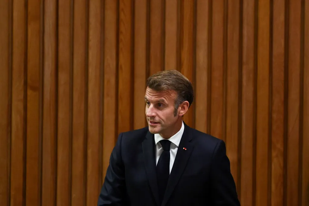 Hiába kapott egy bíró halálos fenyegetéseket, Emmanuel Macron hallgat