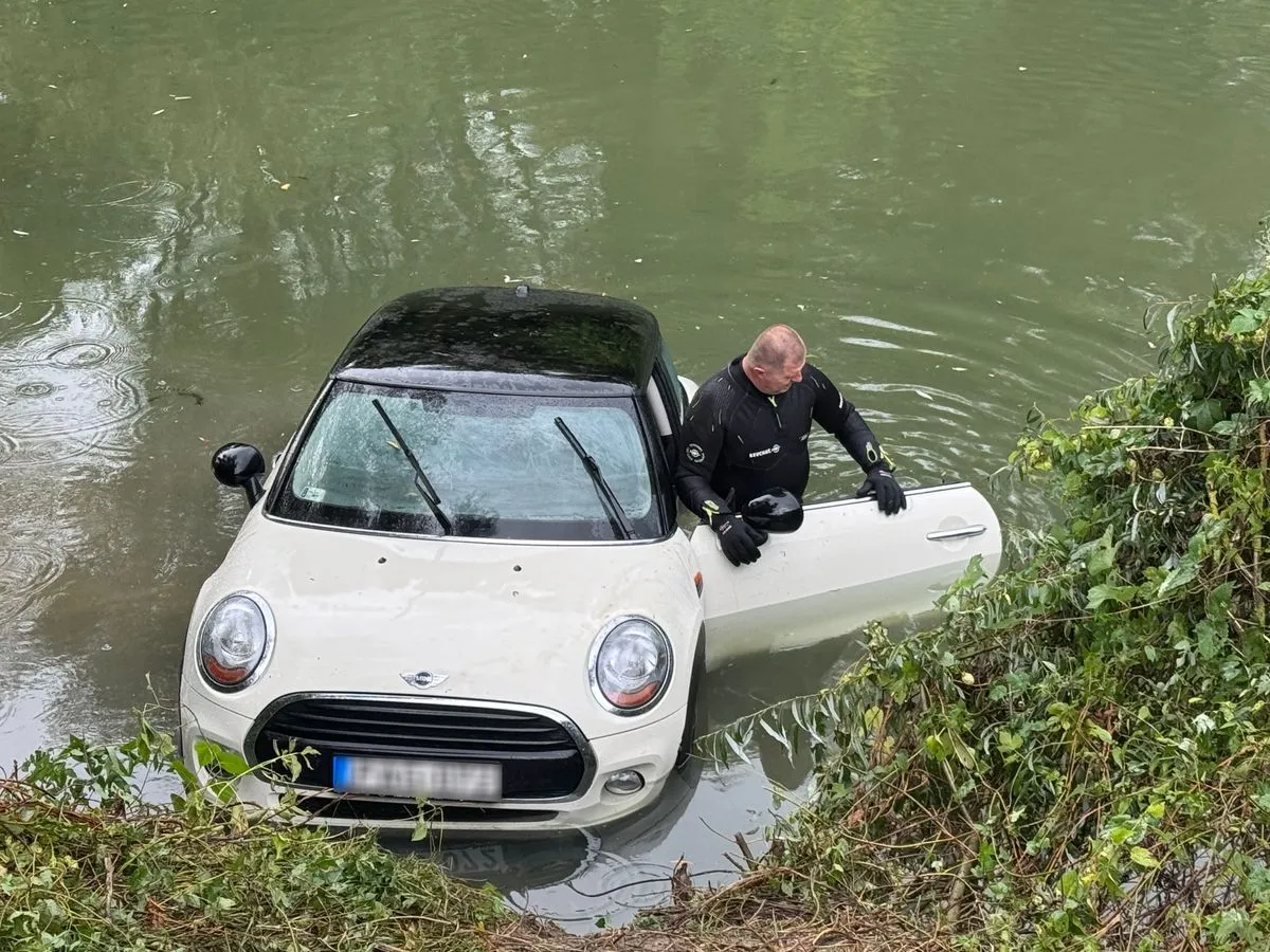 Egy autót emeltek ki a tűzoltók a Sebes-Körösből, a sofőr a bejelentést tevő kajakosnak köszönheti az életét. A képen Lukács Péter mentőbúvár látható