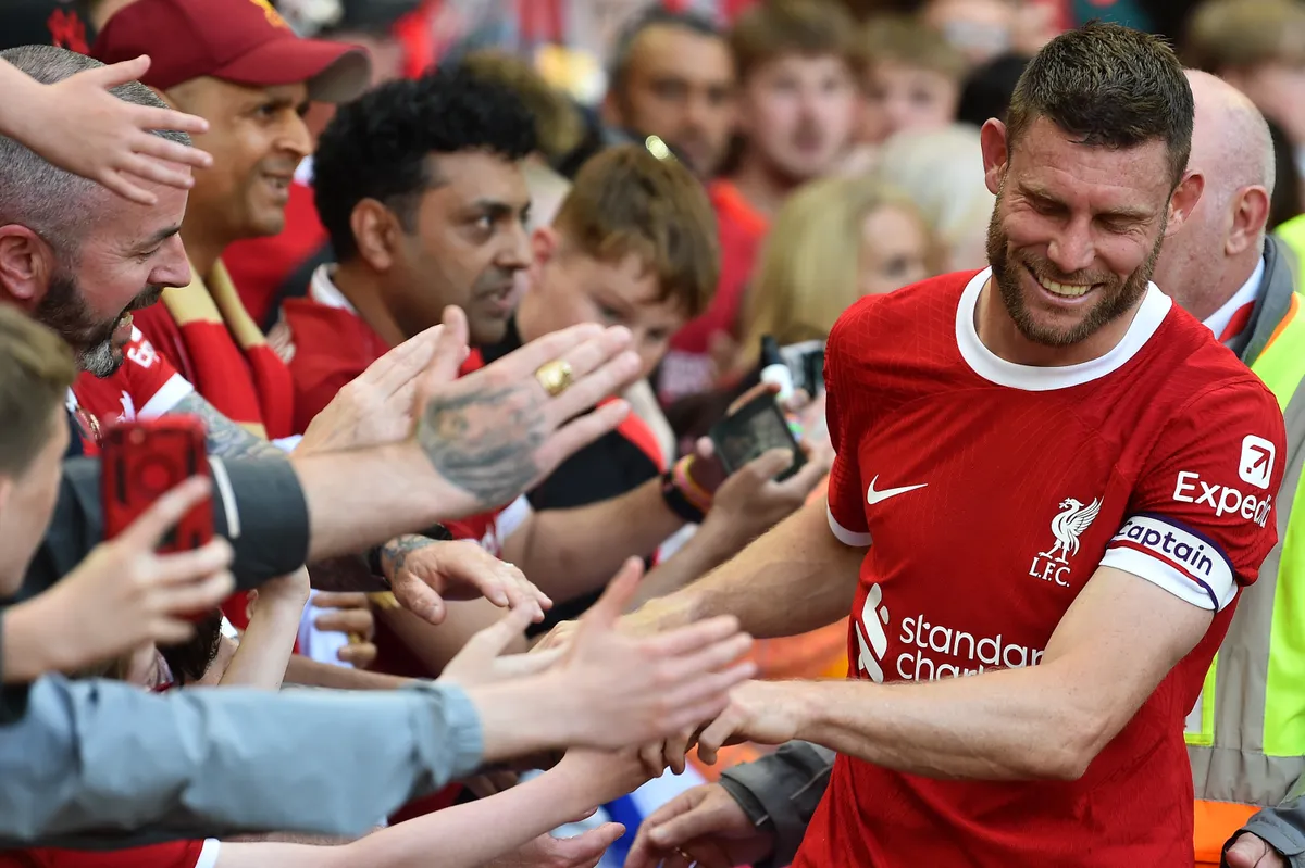James Milner búcsúja a Liverpool szurkolóitól Fotó: PETER POWELL / AFP