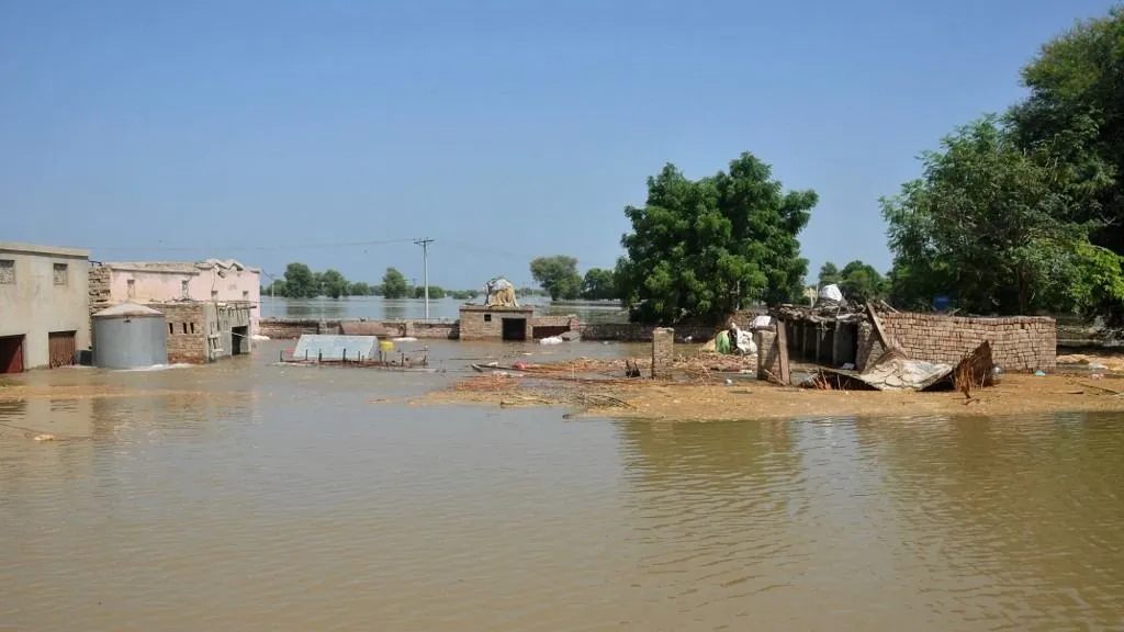 Pakisztánt letarolta az árvíz – most a fertőzés fenyeget milliókat - JALALPUR PIRWALA, PAKISTAN - SEPTEMBER 15: A view of the submerged houses following floods in the area at Jalalpur Pirwala in Punjab province, on September 15, 2025. Unload tents from a delivery truck to be distributed following floods in Jalalpur Pirwala, Pakistan. According to the National Disaster Management Authority (NDMA) around 1,000 people have died, and more than 1,000 people were wounded since monsoon rains and floods in Pakistan in mid-June 2025. Muhammad Reza / Anadolu (Photo by Muhammad Reza / Anadolu via AFP)