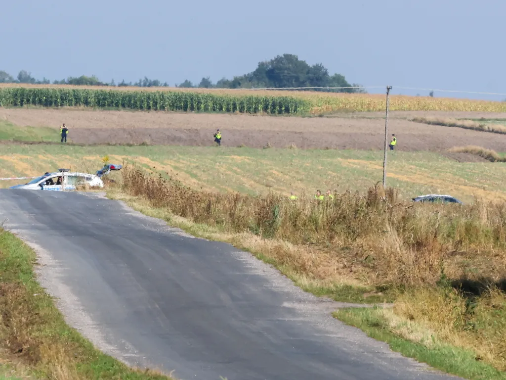 lengyelországi dróntámadás, lengyelországidróntámadás, orosztámadás, orosz, támadás, Ukrajnai háború, Lengyel honvédelem, Mniszków, 2025. szeptember 10.
Rendőrök a helyszínen, ahol orosz drón roncsait találták meg a közép-lengyelországi Lódzi vajdaság