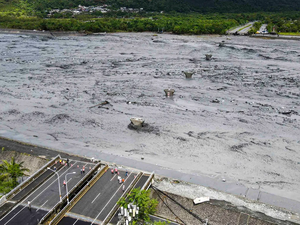 RagasatájfunTajvan, Ragasatájfun, tájfun, Tajvan, időjárás, Ragasa,&nbsp;  An overview shows flowing mud and floodwaters after a barrier lake burst and caused parts of the bridge over Mataian Creek be destroyed in Hualien on September 24, 2025. The bursting of