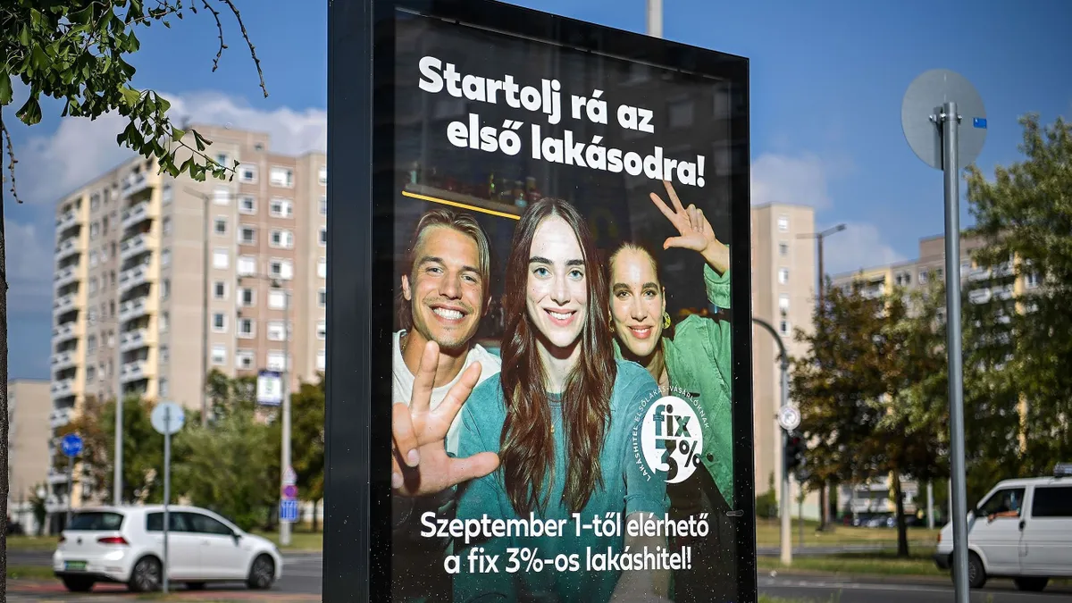 Debrecen, 2025. szeptember 1.
Az Otthon Start Programot hirdető plakát Debrecenben a program indulása napján, 2025. szeptember 1-jén. Az új lakhatási konstrukció központi eleme a fix, 3 százalékos kamatozású lakáshitel. A program célja, hogy az első lakásukat megszerző fiatalok számára a piacinál jóval kedvezőbb feltételekkel váljon elérhetővé a saját otthon megszerzése.
MTI/Czeglédi Zsolt