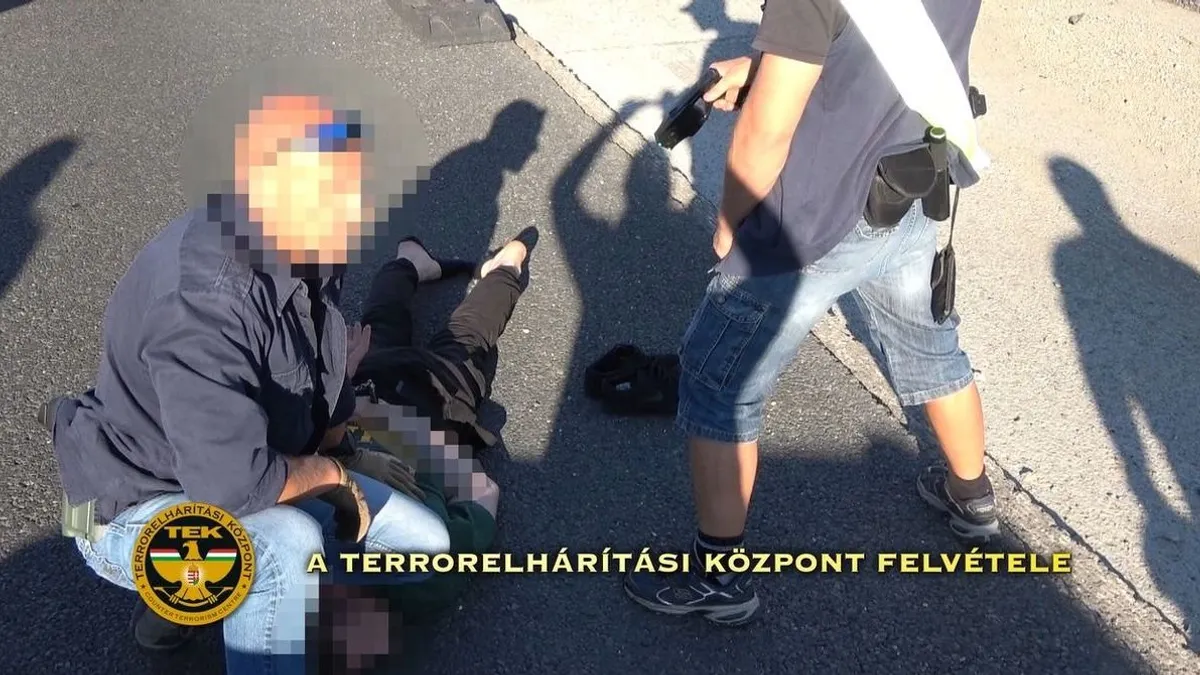 Álrendőrök csöngettek be egy nőhöz és az összes megtakarítását kérték készpénzben