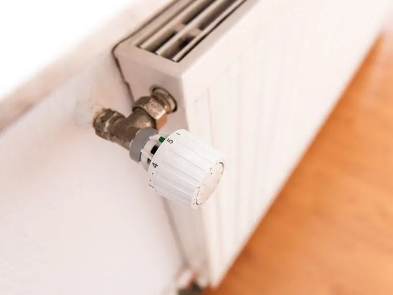 fűtéserősítő ventilátor, SYMBOL - 29 January 2025, Baden-Württemberg, Rottweil: A thermostat can be seen on a radiator in an apartment. Photo: Silas Stein/dpa (Photo by Silas Stein / dpa Picture-Alliance via AFP)