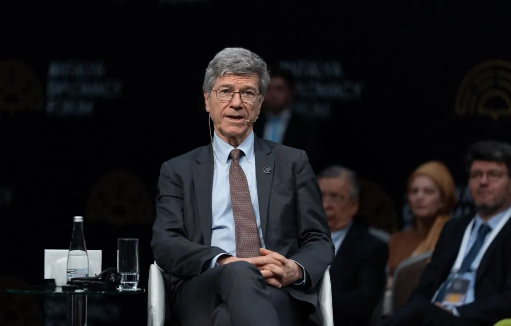 Jeffrey Sachs szering Macron négyszemközt elismerte neki, hogy a NATO felelős a háborúért