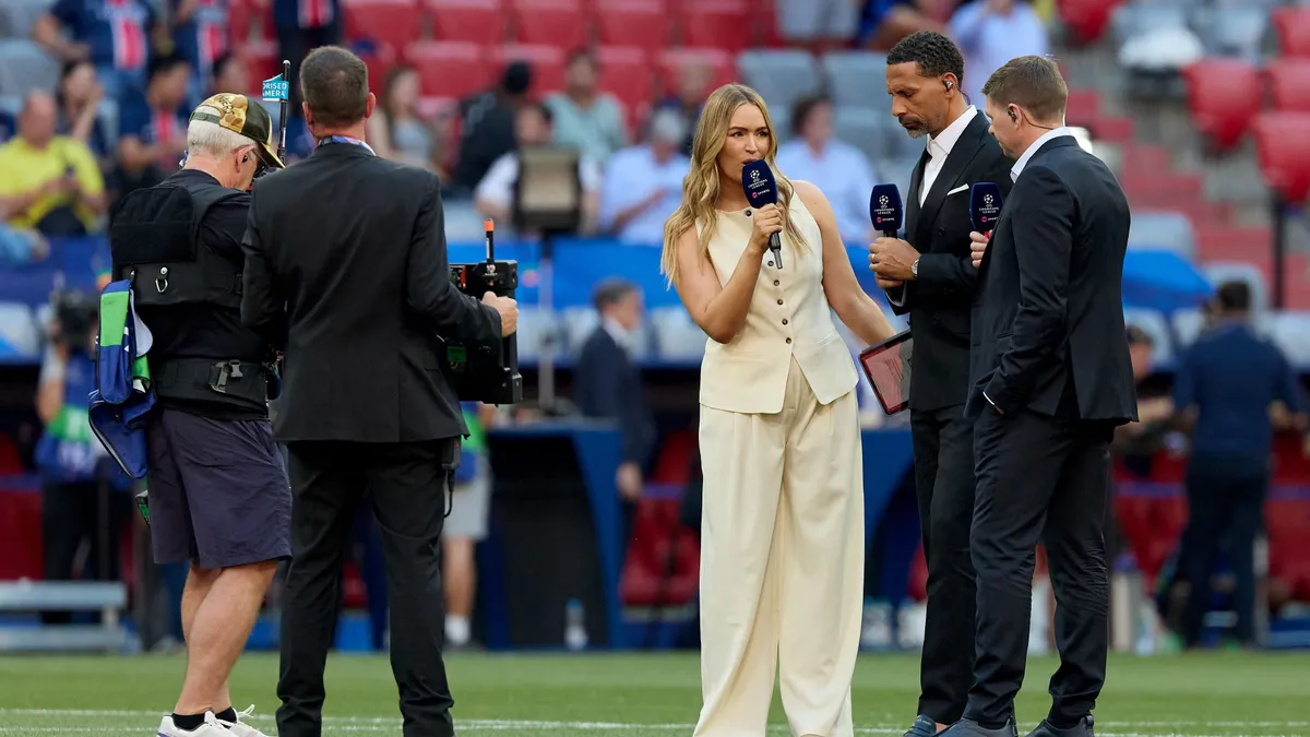 Szoboszlaiék meccsén bakizott Laura Woods, Virgil van Dijk nevét nem sikerült kiejtenie