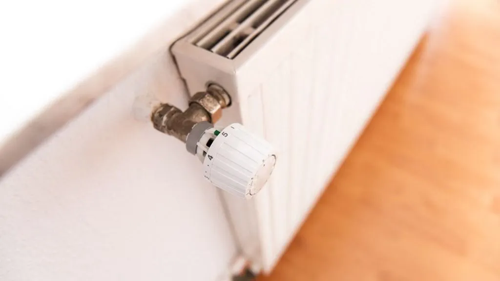 radiátor fűtéserősítő ventilátor, SYMBOL - 29 January 2025, Baden-Württemberg, Rottweil: A thermostat can be seen on a radiator in an apartment. Photo: Silas Stein/dpa (Photo by Silas Stein / dpa Picture-Alliance via AFP)