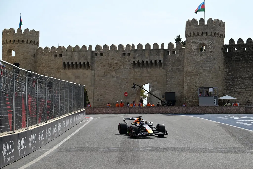 A Forma-1 világbajnoki címvédője, Max Verstappen a hetedik időt autózta Bakuban