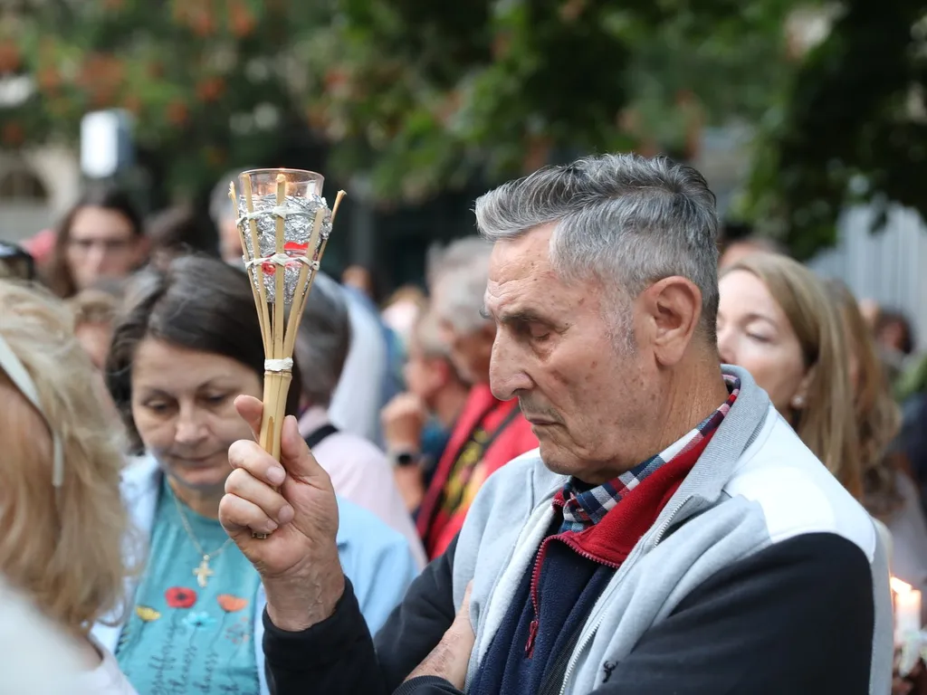 Bayer Zsolt, méltóságteljes gyertyagyújtás, Szabadság tér, Egyesült Államok nagykövetsége