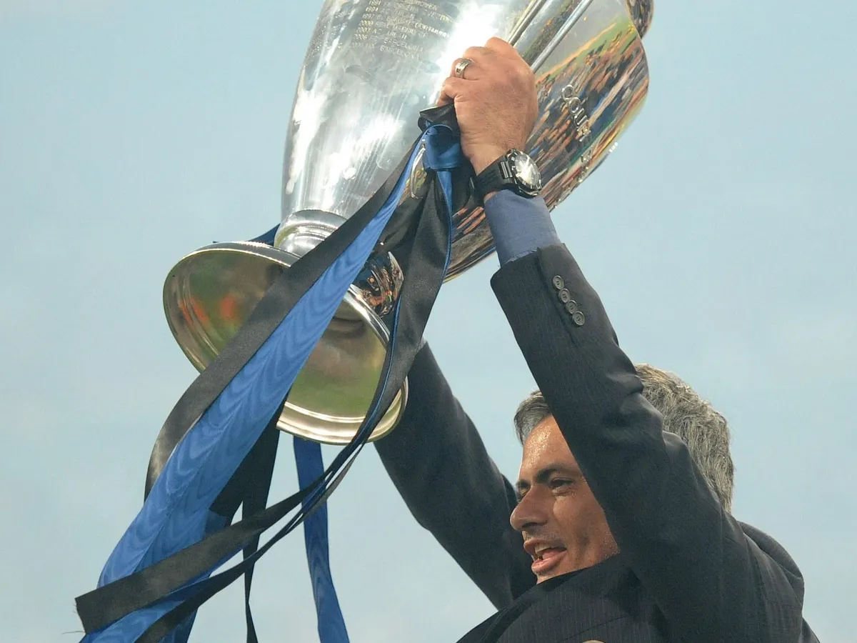 JoséMourinho, JoséMourinhokarrier, José Mourinho, José Mourinho karrier, Inter Milan's Portuguese coach Jose Mourinho celebrates with the trophy after winning the UEFA Champions League final football match Inter Milan against Bayern Munich at the Santiago Bernabeu stadium in Madrid on May 22, 2010. Inter Milan won the Champions League with a 2-0 victory over Bayern Munich in the final at the Santiago Bernabeu. Argentine striker Diego Milito scored both goals for Jose Mourinho's team who completed a treble of trophies this season. AFP PHOTO / CHRISTOPHE SIMON (Photo by CHRISTOPHE SIMON / AFP)