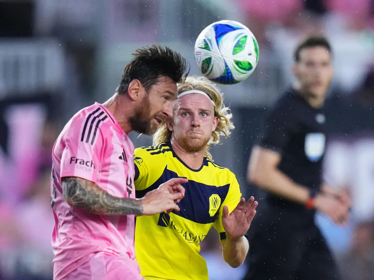 focistafejelés, foci, fejelés,  FORT LAUDERDALE, FLORIDA - JULY 12: Lionel Messi #10 of Inter Miami CF heads the ball during the MLS match between Inter Miami CF and Nashville SC at Chase Stadium on July 12, 2025 in Fort Lauderdale, Florida.   Rich Storry/Getty Images/AFP (Photo by Rich Storry / GETTY IMAGES NORTH AMERICA / Getty Images via AFP)