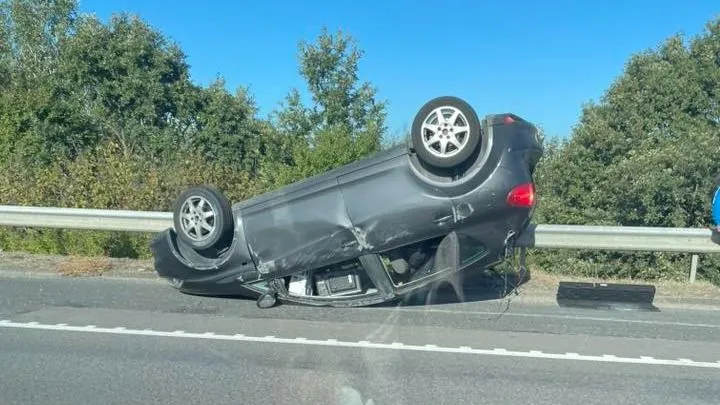 Gépjármű borult fel az M7-es autópályán Balaton irányába.