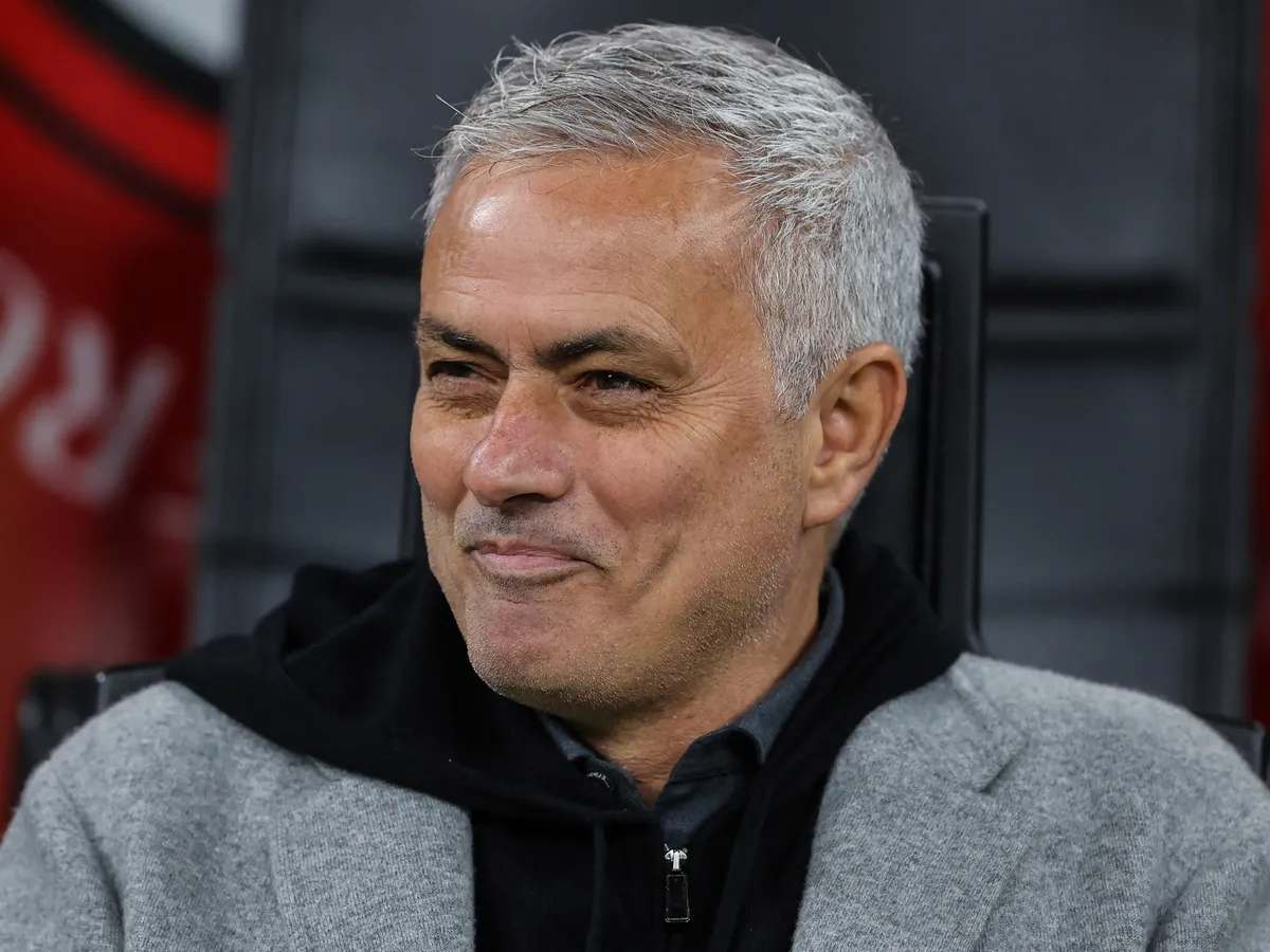JoséMourinho, JoséMourinhokarrier, José Mourinho, José Mourinho karrier, Jose Mourinho Head Coach of AS Roma smiling during the Serie A 2021/22 football match between AC Milan and AS Roma at Giuseppe Meazza Stadium, Milan, Italy on January 06, 2022 (Photo by Fabrizio Carabelli/LiveMedia/NurPhoto) (Photo by Fabrizio Carabelli / NurPhoto via AFP)