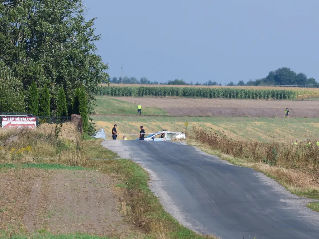 lengyelországi dróntámadás, lengyelországidróntámadás, orosztámadás, orosz, támadás, Ukrajnai háború, Lengyel honvédelem, Mniszków, 2025. szeptember 10.
Rendőrök a helyszínen, ahol orosz drón roncsait találták meg a közép-lengyelországi Lódzi vajdasá