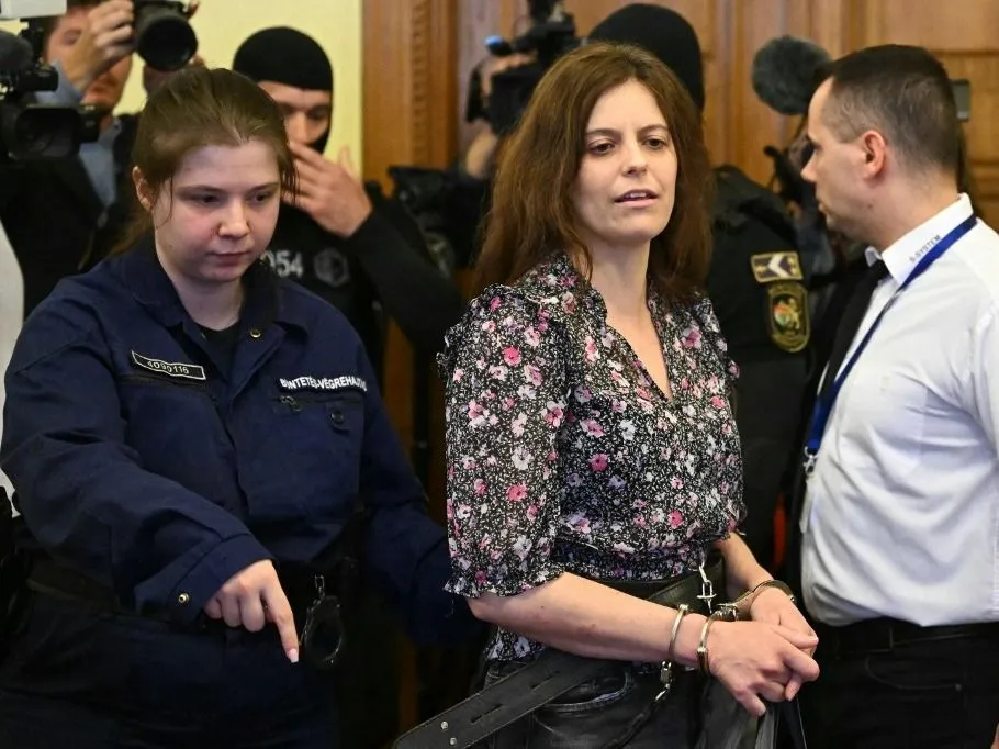Nemzetközi felháborodást keltettek a képek, amelyeken Salis bilincsben jelent meg a bíróságon