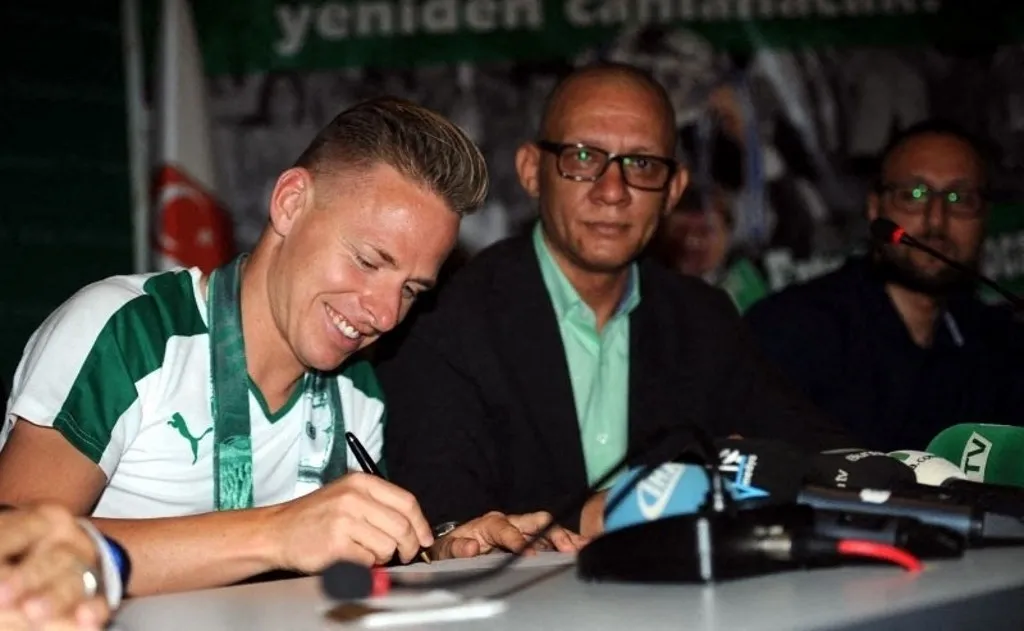 BURSA, TURKEY - AUGUST 17: Hungarian player Balazs Dzsudzsak signs with Bursaspor for 4 years in Bursa, Turkey, on August 17, 2015. Sergen Sezgin / Anadolu Agency (Photo by Sergen Sezgin / ANADOLU AGENCY / Anadolu via AFP)
