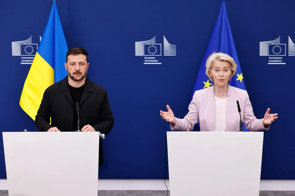 Volodimir Zelenszkij ukrán elnök és Ursula von der Leyen, az EB elnöke (Fotó: AFP)
