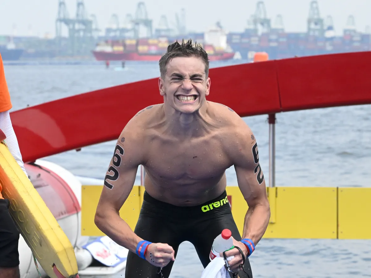 Az ezüstérmes Betlehem Dávid a férfi nyíltvízi úszók 3 kilométeres kieséses versenyének céljában a szingapúri vizes világbajnokságon a Sentosa-szigetnél 2025. július 19-én.
MTI/Koszticsák Szilárd