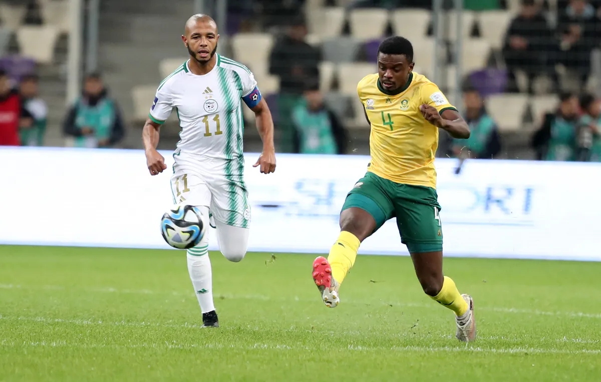 A dél-afrikai Teboho Mokoena (j.) hazája helyett Benint juttathatja ki a foci-vb-re