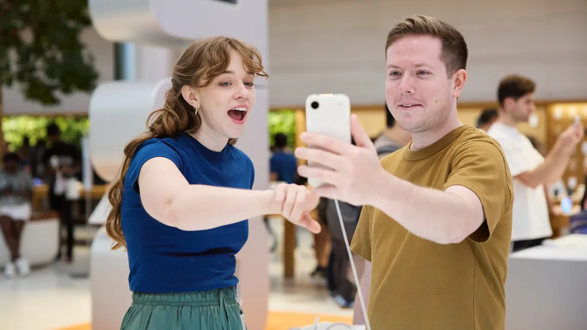 Vásárlók az iPhone Air mobilt nézegetik a megjelenésének napján egy Apple Store kereskedésben