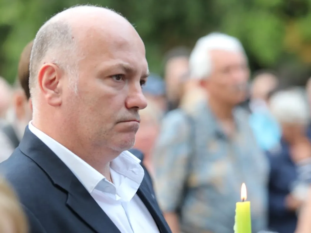Bayer Zsolt, méltóságteljes gyertyagyújtás, Szabadság tér, Egyesült Államok nagykövetsége