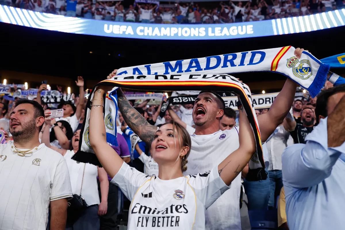 A Real Madrid szurkolói gálamérkőzésre készültek a Bajnokok Ligája első játéknapján Fotó: OSCAR DEL POZO / AFP