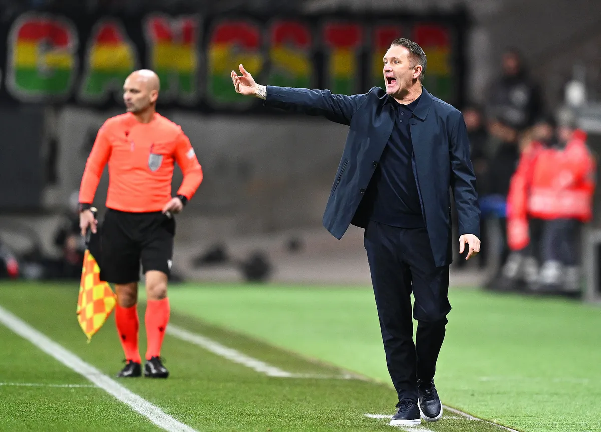 23 January 2025, Hesse, Frankfurt/Main: Soccer: Europa League, Eintracht Frankfurt - Ferencváros Budapest, Preliminary Round, Matchday 7, Deutsche Bank Park, Budapest coach Robbie Keane (r) gesticulates on the touchline. Photo: Arne Dedert/dpa (Photo by ARNE DEDERT / dpa Picture-Alliance via AFP)