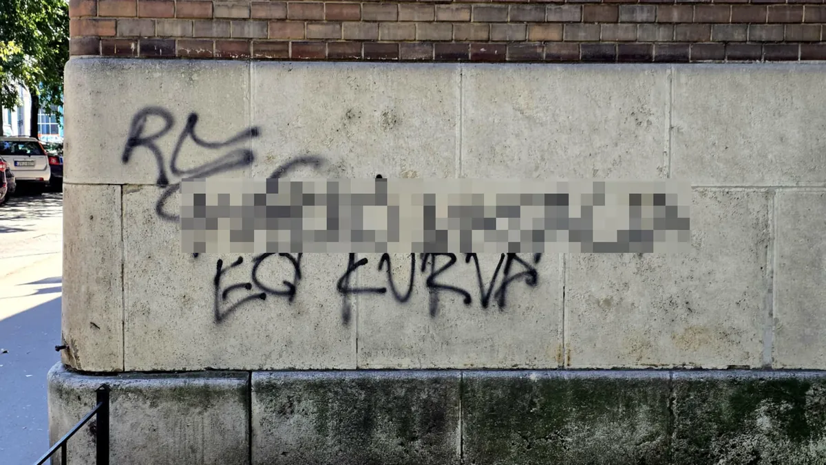 Egy példa a sok közül: a kisgyermekes édesanyát fenyegető graffiti egy házfalon