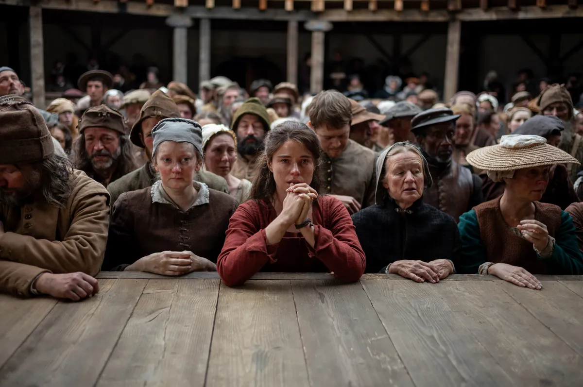 Jessie Buckley stars as Agnes and Joe Alwyn as Bartholomew in director Chloé Zhao’s HAMNET, a Focus Features release.