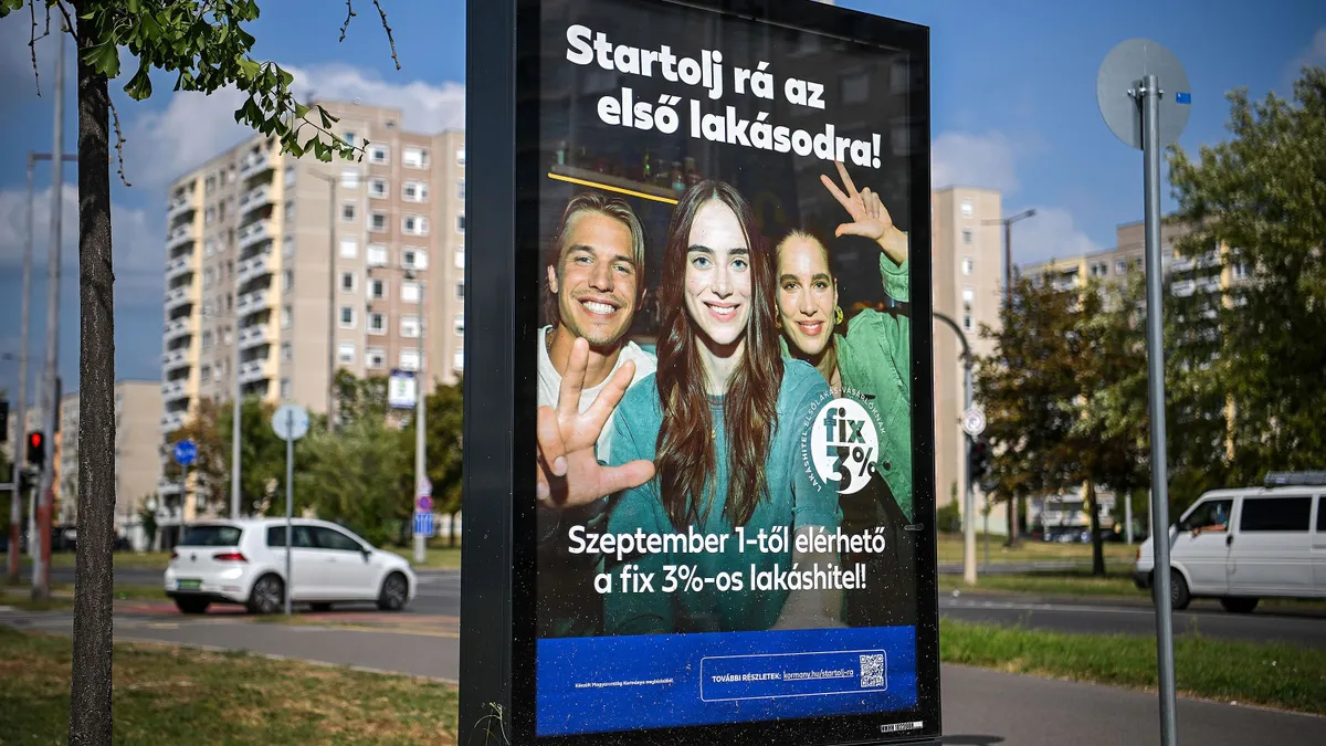 Debrecen, 2025. szeptember 1.
Az Otthon Start Programot hirdető plakát Debrecenben a program indulása napján, 2025. szeptember 1-jén. Az új lakhatási konstrukció központi eleme a fix, 3 százalékos kamatozású lakáshitel. A program célja, hogy az első lakásukat megszerző fiatalok számára a piacinál jóval kedvezőbb feltételekkel váljon elérhetővé a saját otthon megszerzése.
MTI/Czeglédi Zsolt