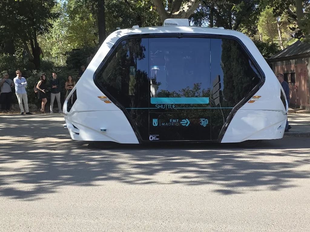 önvezető busz - MADRID, SPAIN - SEPTEMBER 15: Spain launches its first driverless electric bus project, with the autonomous vehicle making its trial run at the Casa de Campo park in Madrid, Spain, on September 15, 2025. The initiatives will be introduced by the Madrid regional government to promote eco-friendly and sustainable public transport during European Mobility Week that will be held from September 16 to 22. Senhan Bolelli / Anadolu (Photo by Senhan Bolelli / Anadolu via AFP)