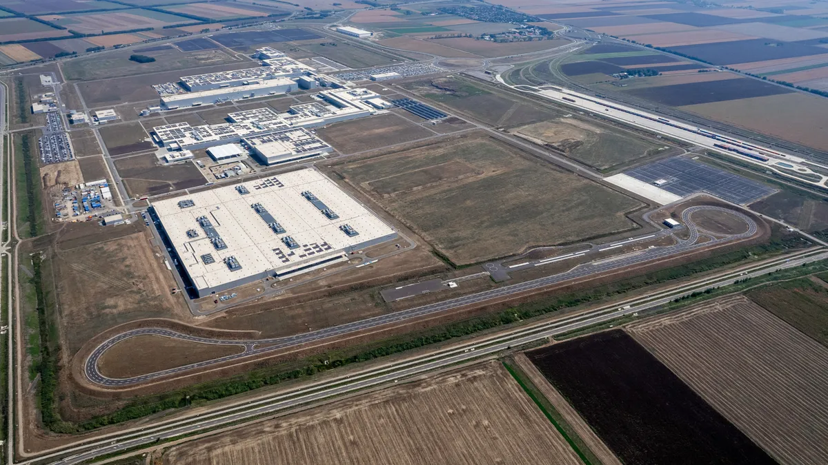 Madártávlatból a debreceni BMW gyár, előtérben az új autók minőségellenőrzésére szolgáló tesztpálya, autógyár