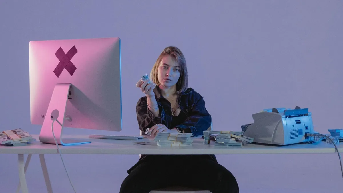 A csalás áldozatát hónapokig hitegette a fiatal nő mindenféle ígérettel