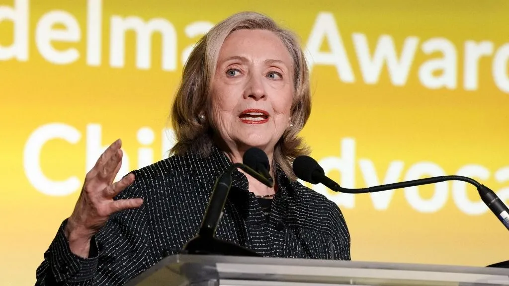politikai ellenfelek, SAN FRANCISCO, CALIFORNIA - MARCH 24: Hillary Clinton speaks onstage during the Common Sense Summit on Kids and Families 2025 on March 24, 2025 in San Francisco, California.   Kimberly White/Getty Images for Common Sense Media/AFP (Photo by Kimberly White / GETTY IMAGES NORTH AMERICA / Getty Images via AFP)