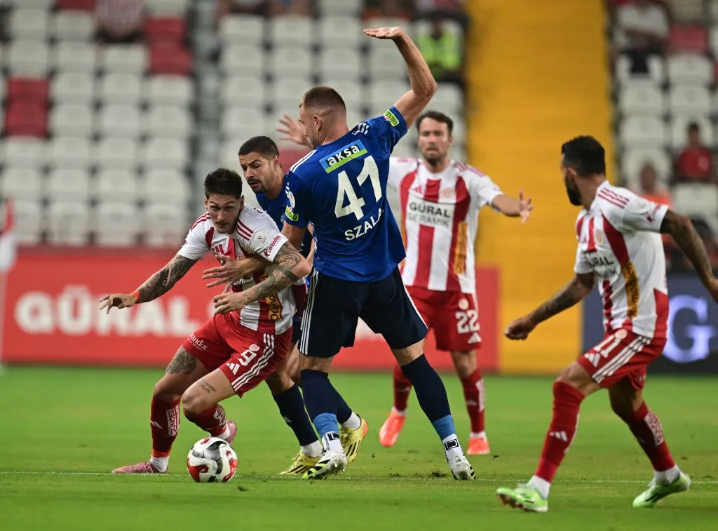 ANTALYA, TURKIYE – AUGUST 09:Attila Szalai of Kasimpasa(41) vies for the ball with Antalyaspor players during a Turkish Super Lig match between Antalyaspor and Kasimpasa at Corendon Airlines Park Stadium in Antalya, Turkiye on August 09, 2025. Orhan Cicek / Anadolu (Photo by ORHAN CICEK / Anadolu via AFP)