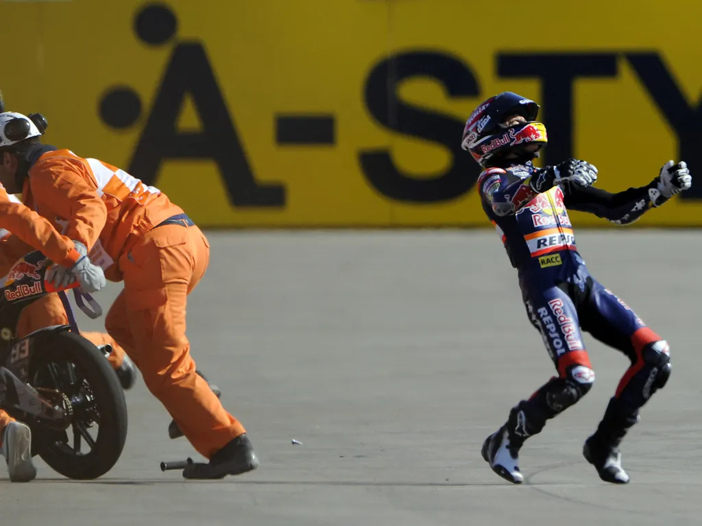 MarcMárquez, MarcMárquezgyorsaságimotorversenyző, Marc Márquez gyorsasági motorversenyző, Marc Márquez Spanish Red Bull Team rider Marc Marquez reacts after falling during the 125 cc race of the Aragon Grand Prix at Motorland's racetrack in Alcaniz, on S