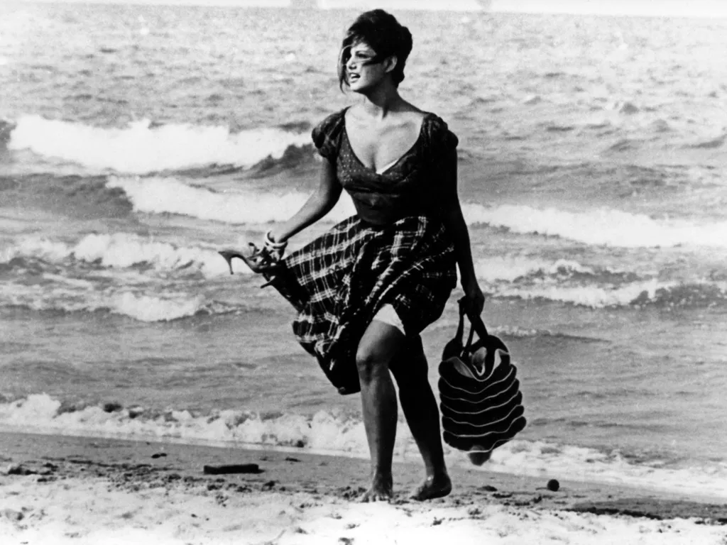 ClaudiaCardinalelegjobbfilmjei, Claudia Cardinale legjobb filmjei,  Claudia Cardinale,  ClaudiaCardinale, színésznő, film,   La fille a la valise
La ragazza con la valigia
1962
Real  Valerio Zurlini
Claudia Cardinale.
Collection Christophel © Titanus / S 