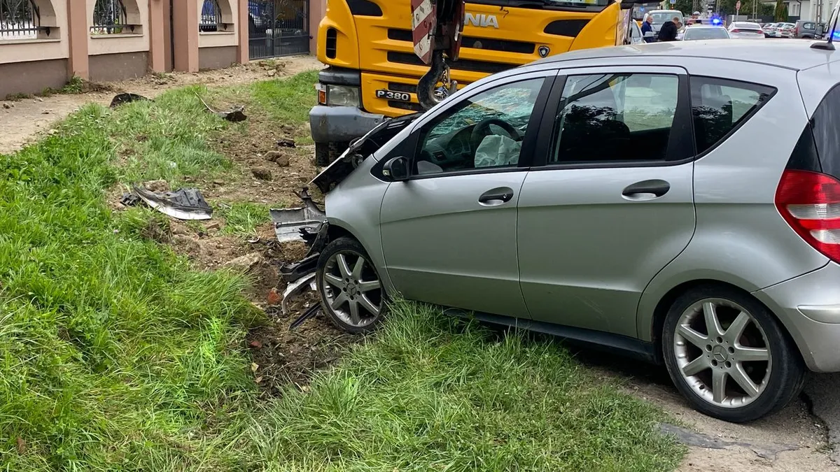 Lesodródott az útról egy autó, baleset lett a vége