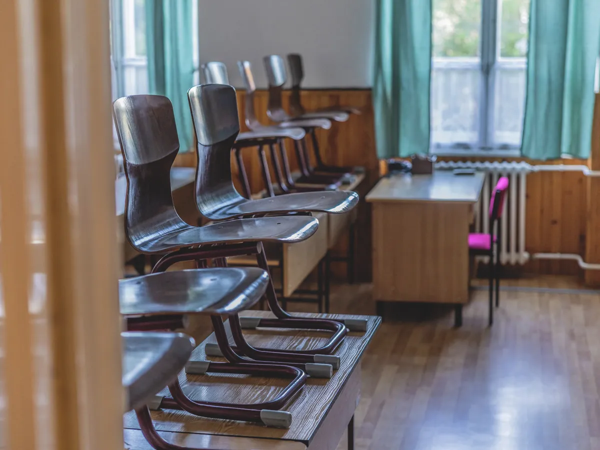 A tanár beismerte tettét, felfüggesztett börtönbüntetést kapott, és eltiltották kiskorúak nevelésétől