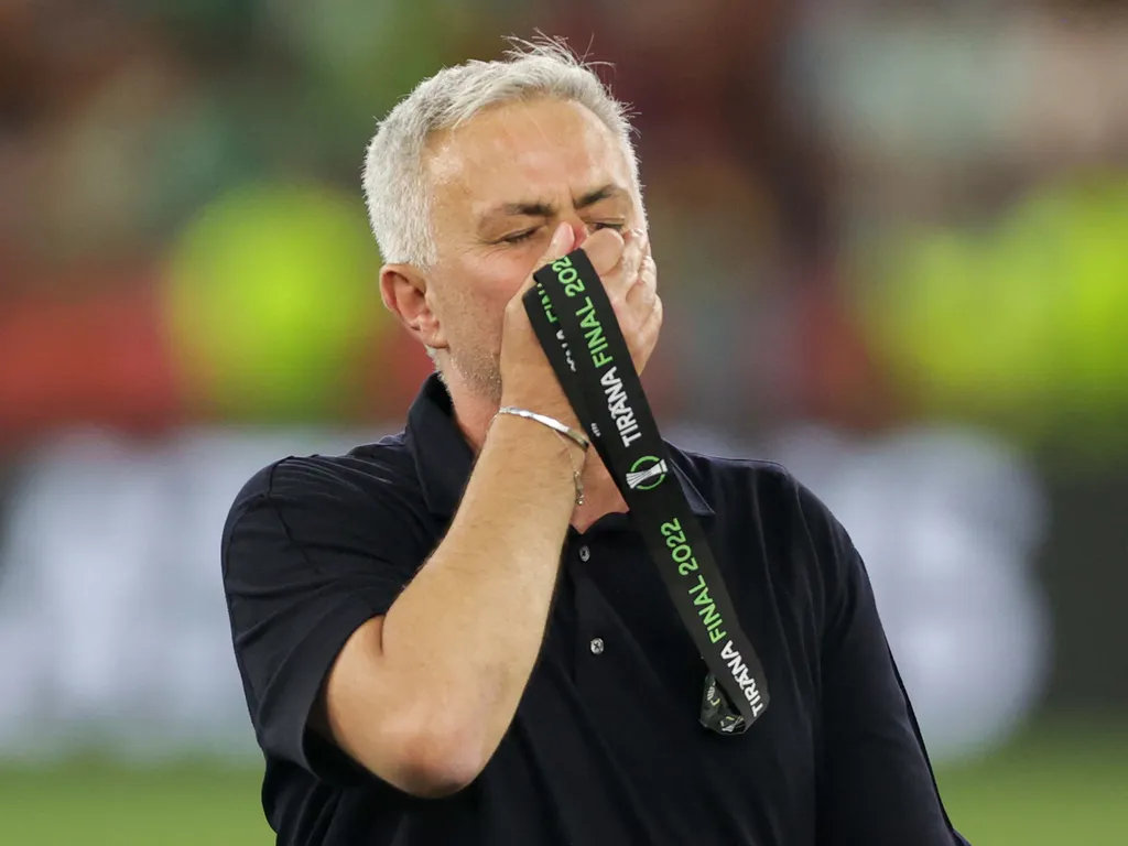 JoséMourinho, JoséMourinhokarrier, José Mourinho, José Mourinho karrier, Roma's Portuguese head coach Jose Mourinho kisses the winners medal after the UEFA Europa Conference League final football match between AS Roma and Feyenoord at the Air Albania Sta