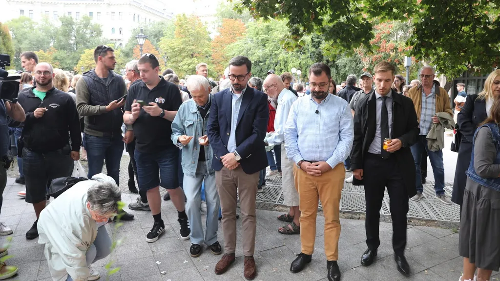 Bayer Zsolt, méltóságteljes gyertyagyújtás, Szabadság tér, Egyesült Államok nagykövetsége