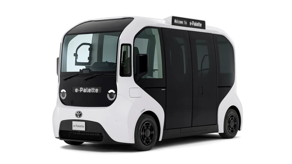 Toyota e-Palette fehér háttér előtt áll