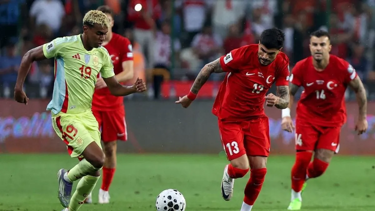 Agyonverték a spanyolok a törököket, a Barca és a Real sztárjai egymással balhéztak