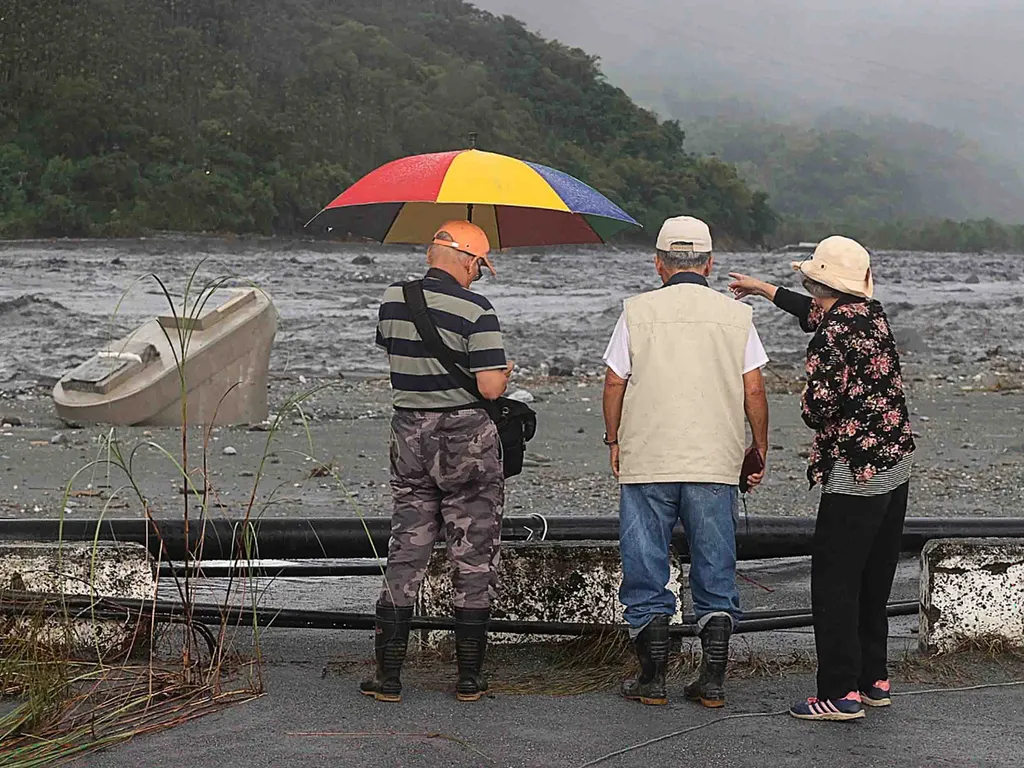 RagasatájfunTajvan, Ragasatájfun, tájfun, Tajvan, időjárás, Ragasa,&nbsp;  People look at the wreckage left behind after a barrier lake burst and caused parts of  the bridge over Mataian Creek be destroyed in Hualien on September 24, 2025. The bursting of the 