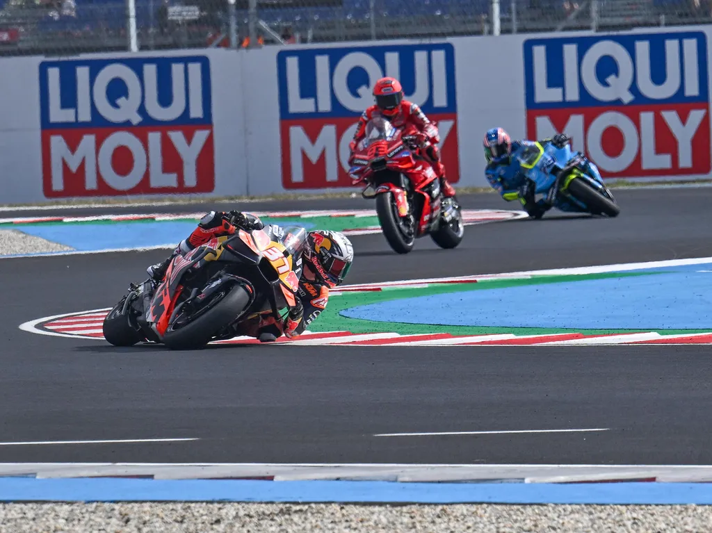 MarcMárquez, MarcMárquezgyorsaságimotorversenyző, Marc Márquez gyorsasági motorversenyző, Marc Márquez Red Bull KTM Factory Racing team's SpaniDucati Lenovo Team's Spanish rider Marc Marquez drives with Ducati Lenovo Team's Spanish rider Marc Marquez (C