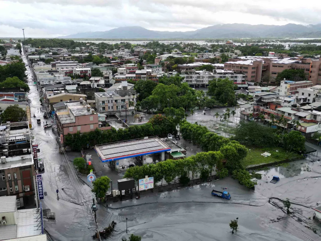 RagasatájfunTajvan, Ragasatájfun, tájfun, Tajvan, időjárás, Ragasa,&nbsp;  An aerial view shows mud left in the streets as floodwaters recede in Hualien on September 24, 2025, following the bursting of a barrier lake. At least 14 Taiwanese people were killed a