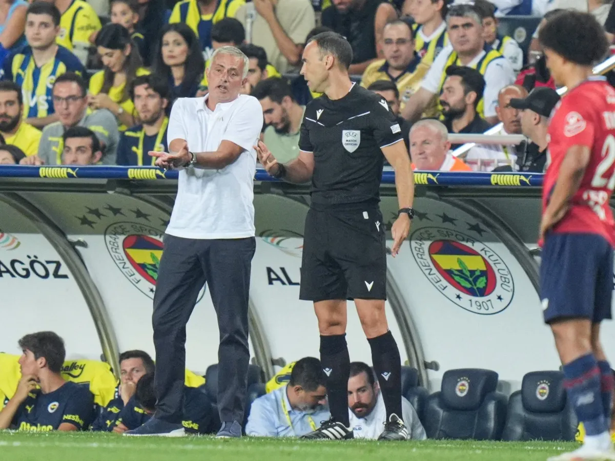 ISTANBUL, TURKIYE - AUGUST 13: Head coach of Fenerbahce Jose Mourinho (L) talks with the referee during the UEFA Champions League 3rd qualifying second-leg football match between Fenerbahce and Lille at Ulker Stadium in Istanbul, Turkiye on August 13, 2024. Cemal Yurttas / Anadolu (Photo by Cemal Yurttas / Anadolu via AFP)